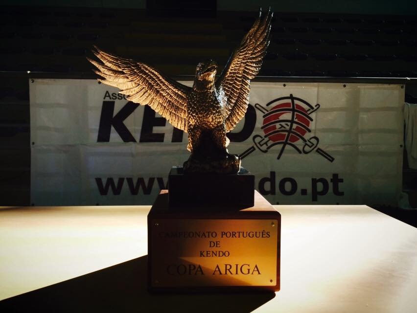 Fotografia da Ariga Cup, uma águia dourada.